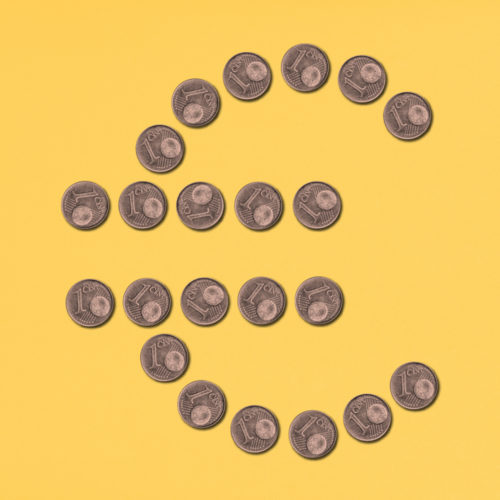 Sentin kolikoista on muodostettu euron merkki.