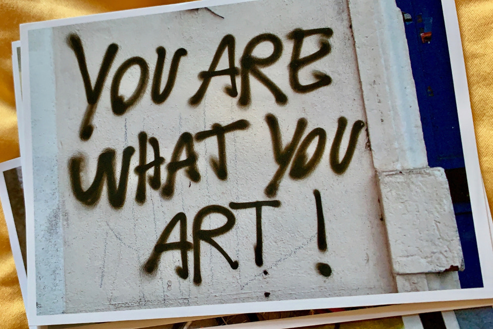 Joku on kirjoittanut seinään: You are wht you art! Eli olet mitä taiteilet.