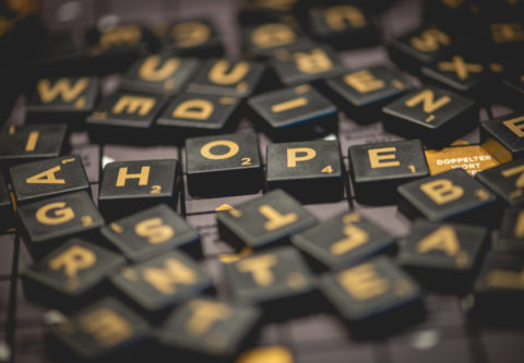 Scrabble-pelin erillisiä kirjaimia.