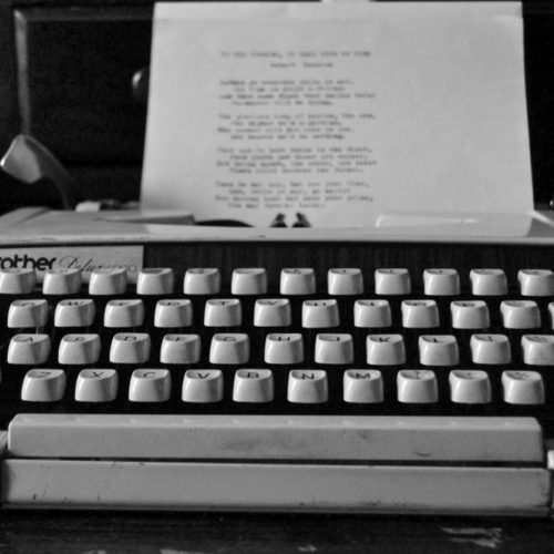 Vanhanaikainen kirjoituskone.