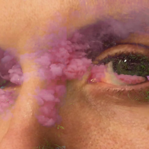 Kuvituskuvassa näkyvät henkilön silmät, joiden edessä leijuu vaaleanpunaista savua. Silmäkulmassa on käsisoihtu, josta savu tupruaa..