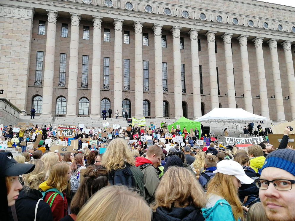 Mielenosoituksessa ilmastonsuojelun puolesta on eduskuntatalon edessä satoja ihmisiä.