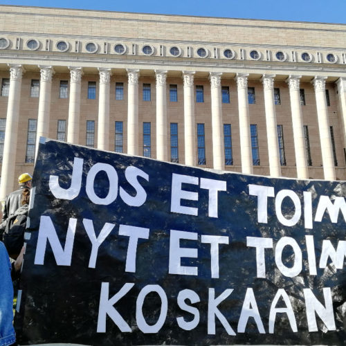 Banderollissa lukee: Jos et toimi nyt, et toimi koskaan!