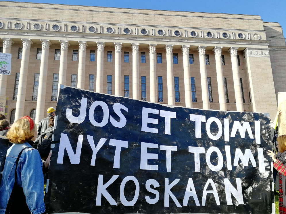 Banderollissa lukee: Jos et toimi nyt, et toimi koskaan!