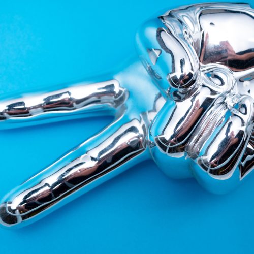 Metallinen käsi, joka tekee sormillaan voiton merkin.