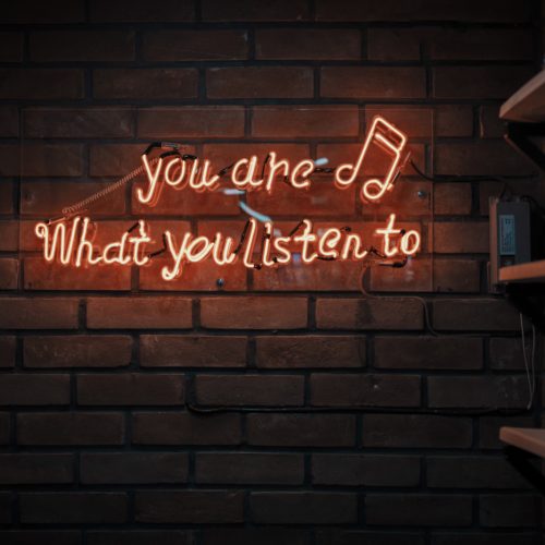 Seinällä lukee lause: You are what You listen to. Eli olet sitä mitä kuuntelet.
