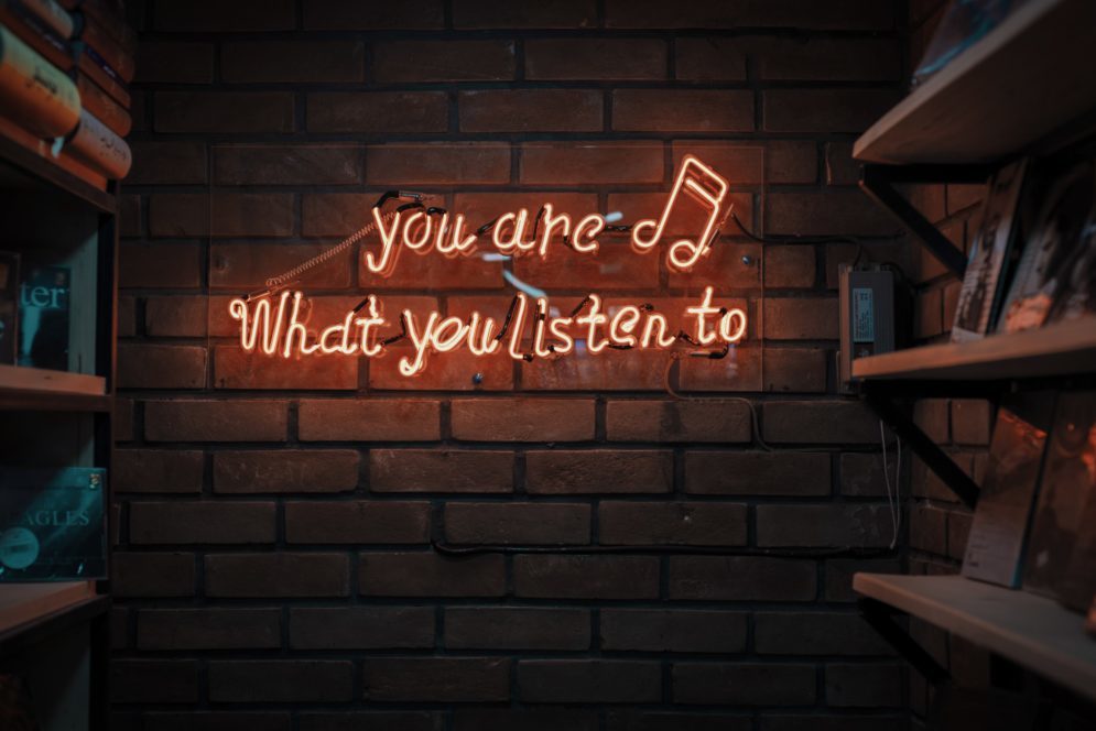 Seinällä lukee lause: You are what You listen to. Eli olet sitä mitä kuuntelet.