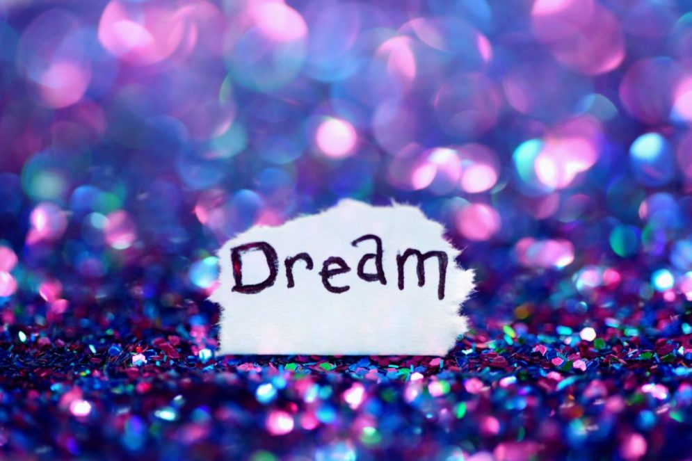 Glitter-kimalteen päällä on lappu, jossa lukee Dream eli unelma tai unelmoi.