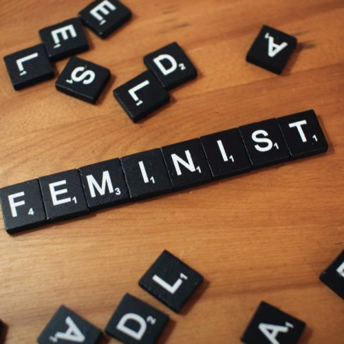 Peli, jossa kirjaimista muodostetaan sanoja. Kuvassa lukee feministi.