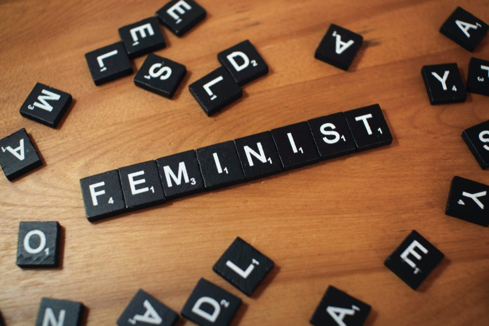 Peli, jossa kirjaimista muodostetaan sanoja. Kuvassa lukee feministi.