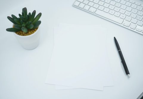 Tyhjä, valkoinen paperi pöydällä