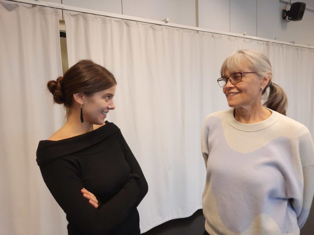Suvi Honkanen ja hänen äitinsä Eeva Anttila Taideyliopiston Teatterikorkeakoulun harjoitussalissa.