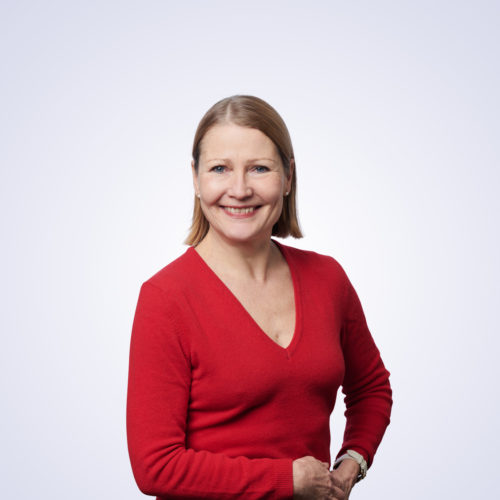 Taiteen edistämiskeskus Taiken johtaja Paula Tuovinen hymyilee punaisessa puserossaan.