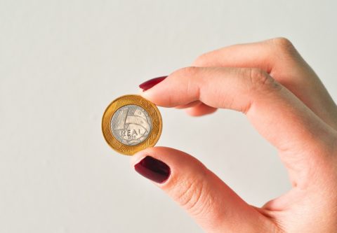 euron kolikko naisen sormien välissä