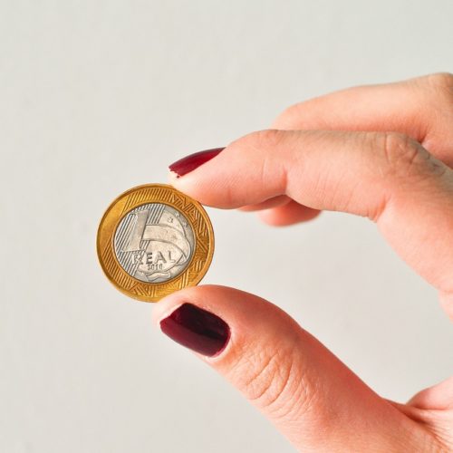 euron kolikko naisen sormien välissä