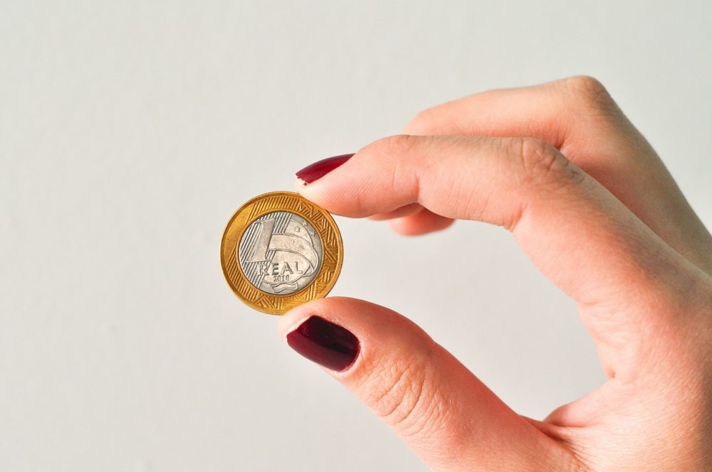 euron kolikko naisen sormien välissä