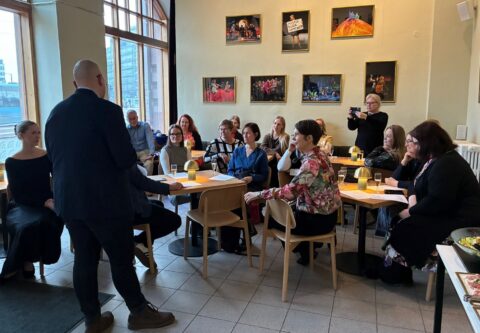 Teatteri-illan osallistujat keskustelivat esittävän taiteen tilanteesta.