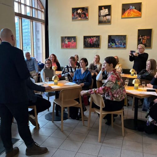 Teatteri-illan osallistujat keskustelivat esittävän taiteen tilanteesta.