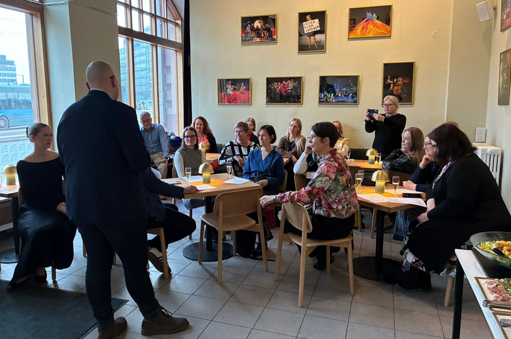 Teatteri-illan osallistujat keskustelivat esittävän taiteen tilanteesta.